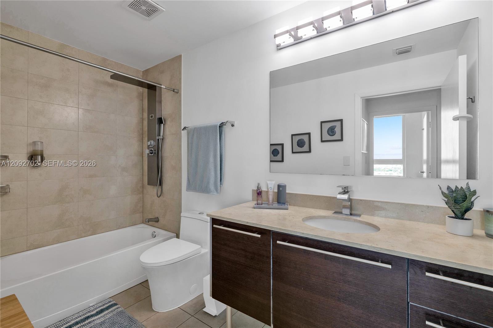 1900 N Bayshore Drive gallery image #13