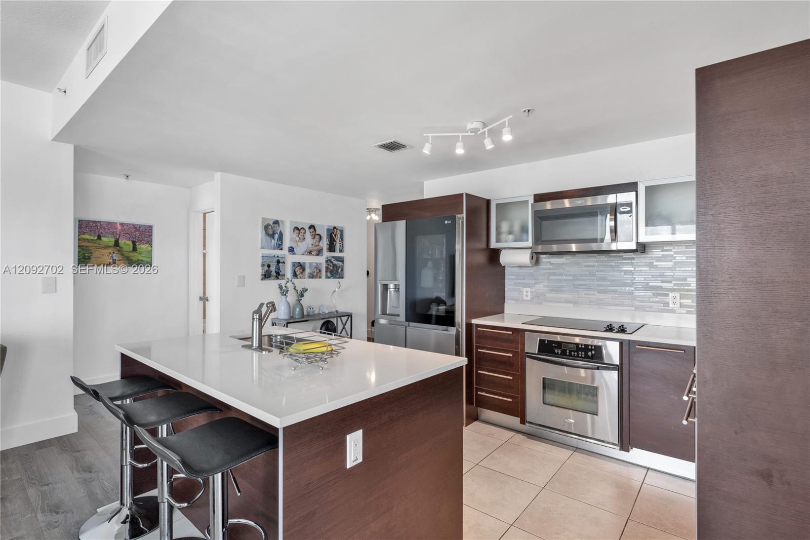 1900 N Bayshore Drive gallery image #9