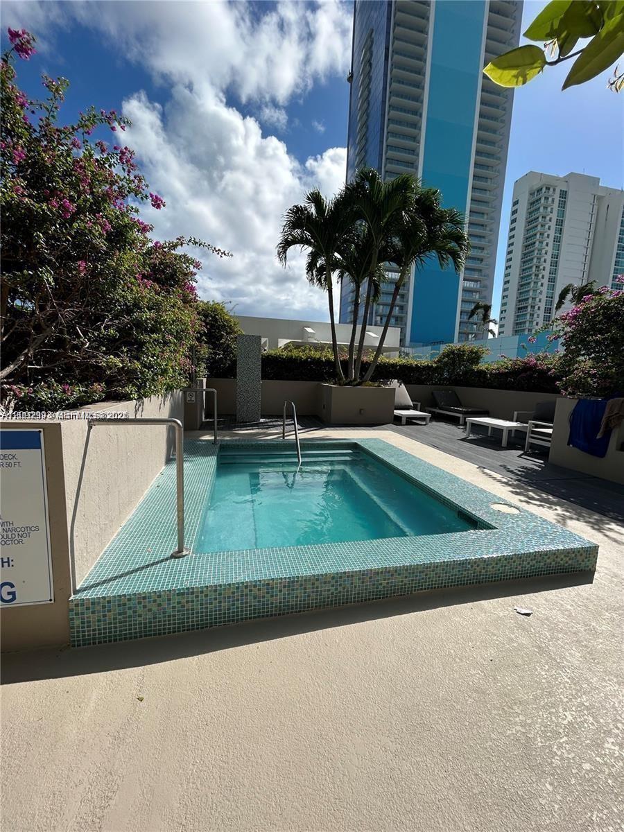 600 NE 27th Street