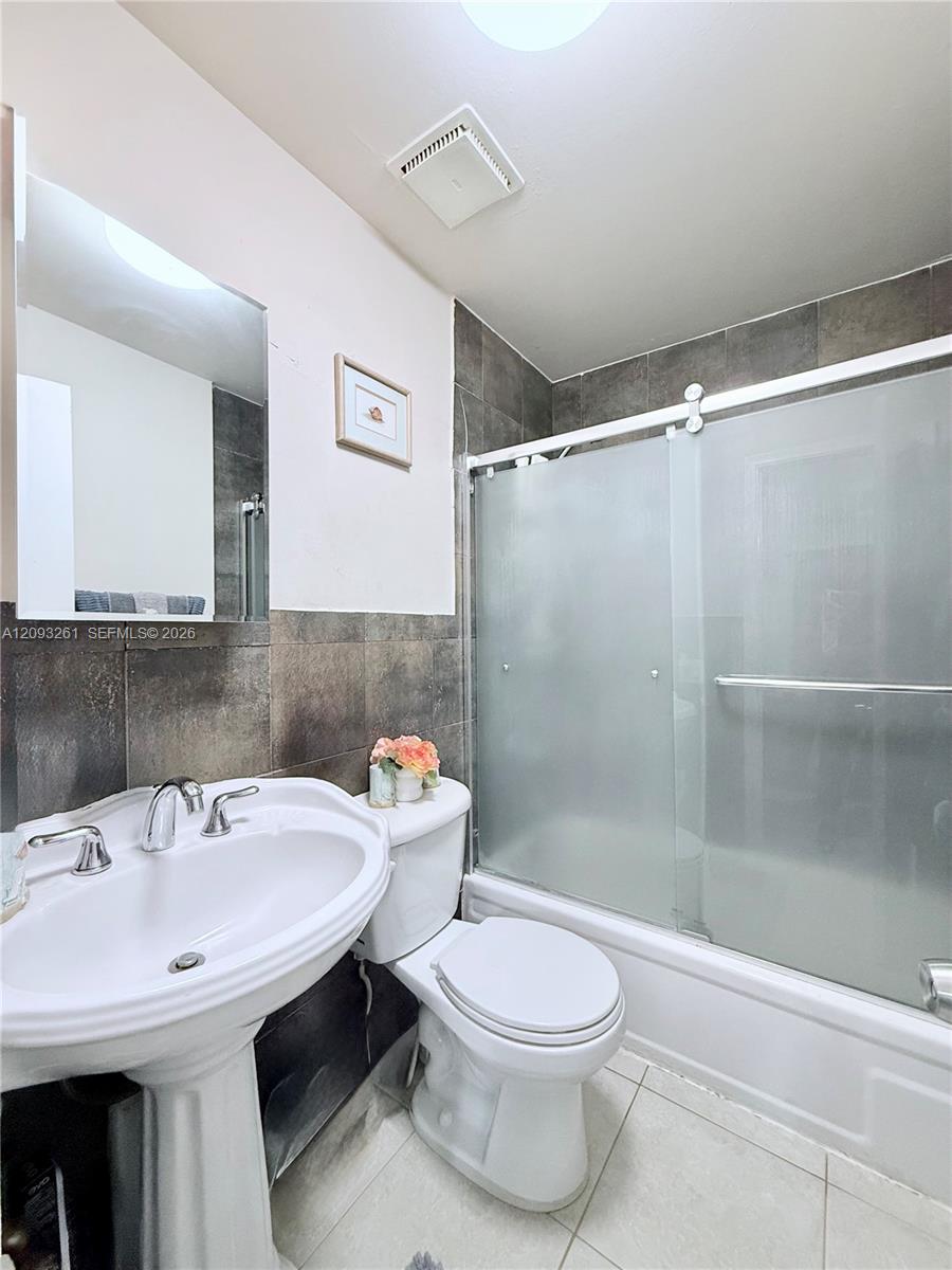 1284 W 44th Place