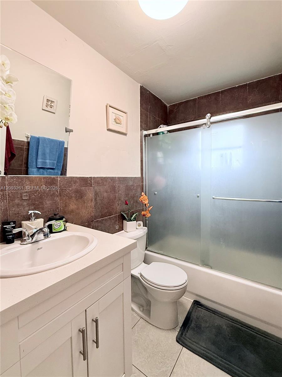 1284 W 44th Place