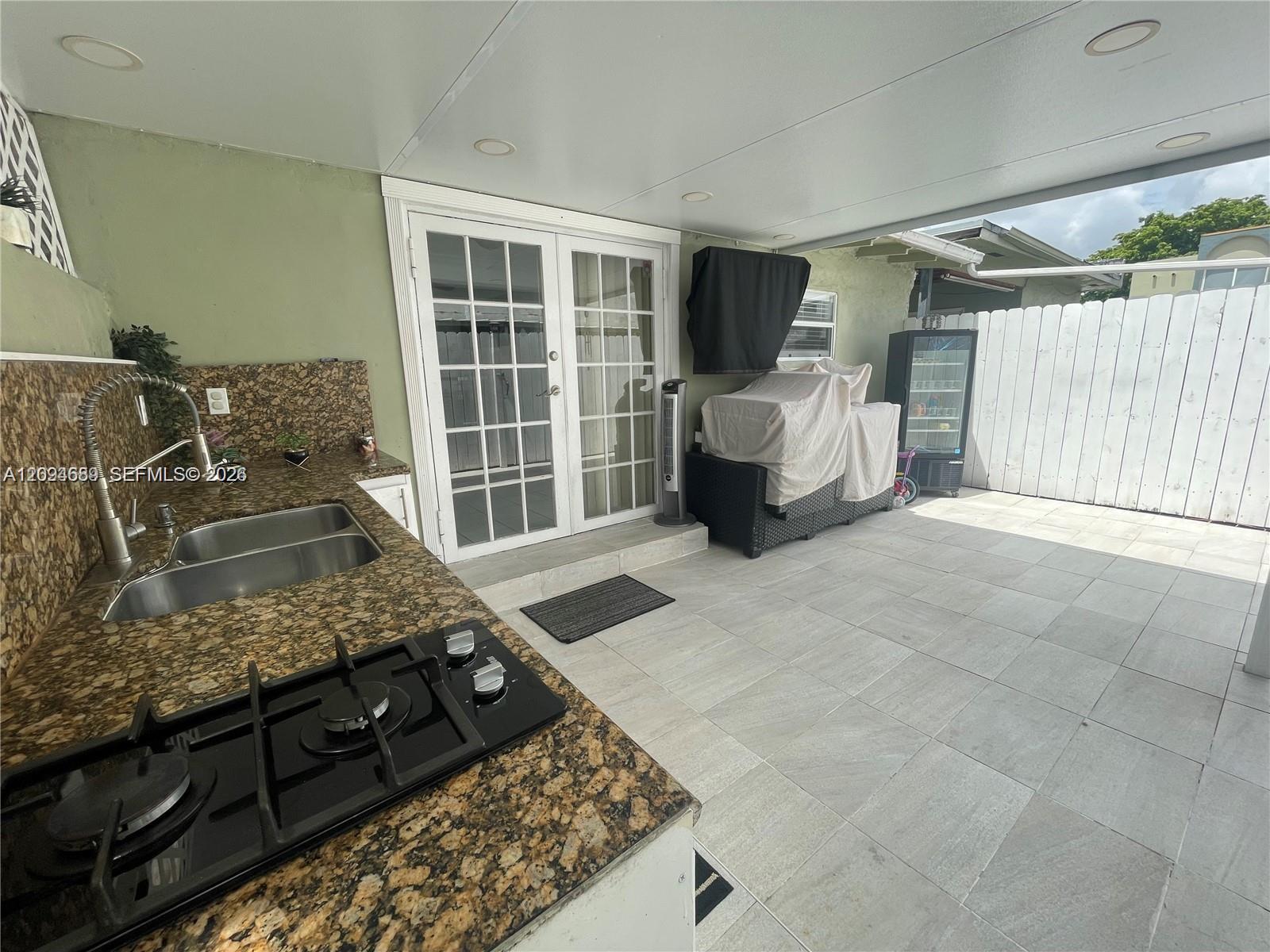 961 W 37th Terrace