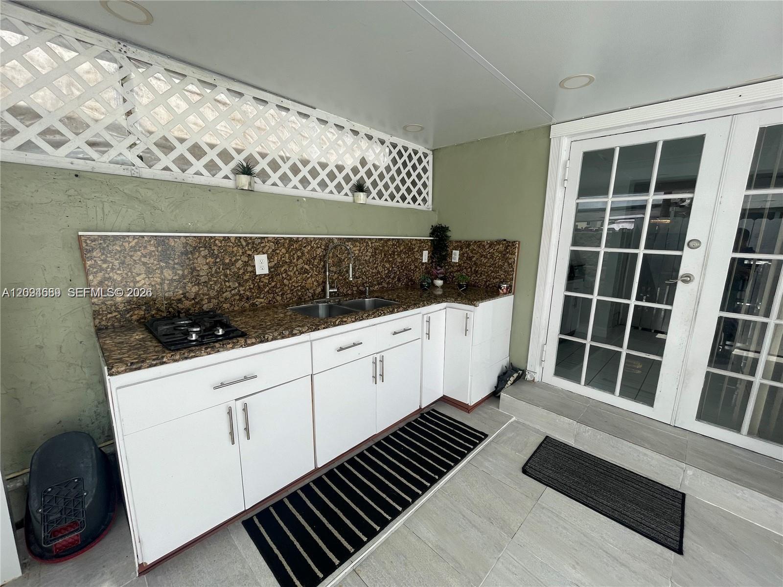 961 W 37th Terrace
