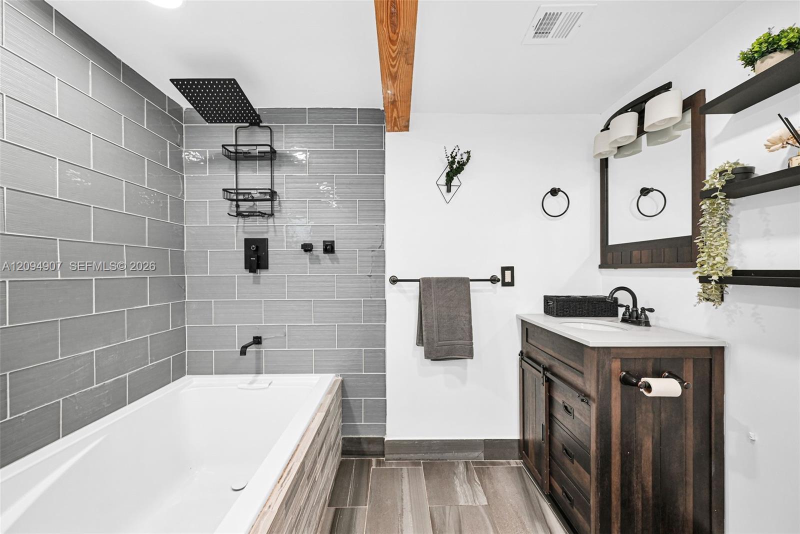 1328 N Andrews Avenue gallery image #23