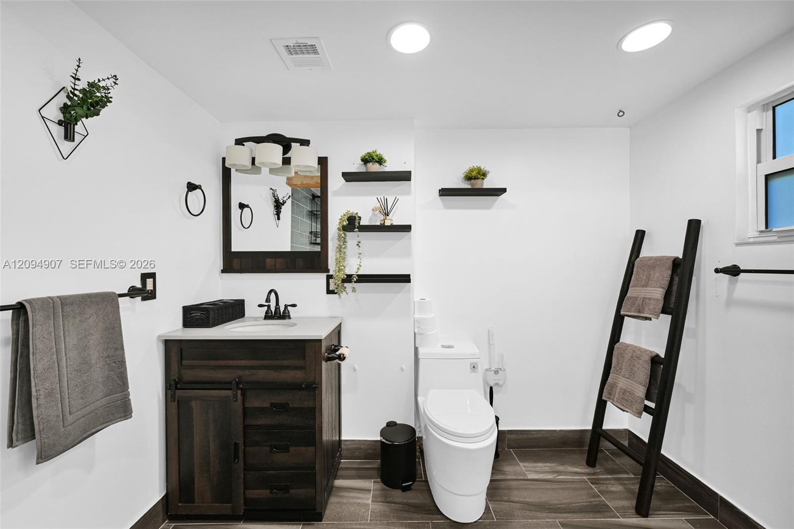 1328 N Andrews Avenue gallery image #24