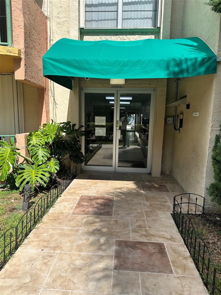 9360 Fontainebleau Boulevard