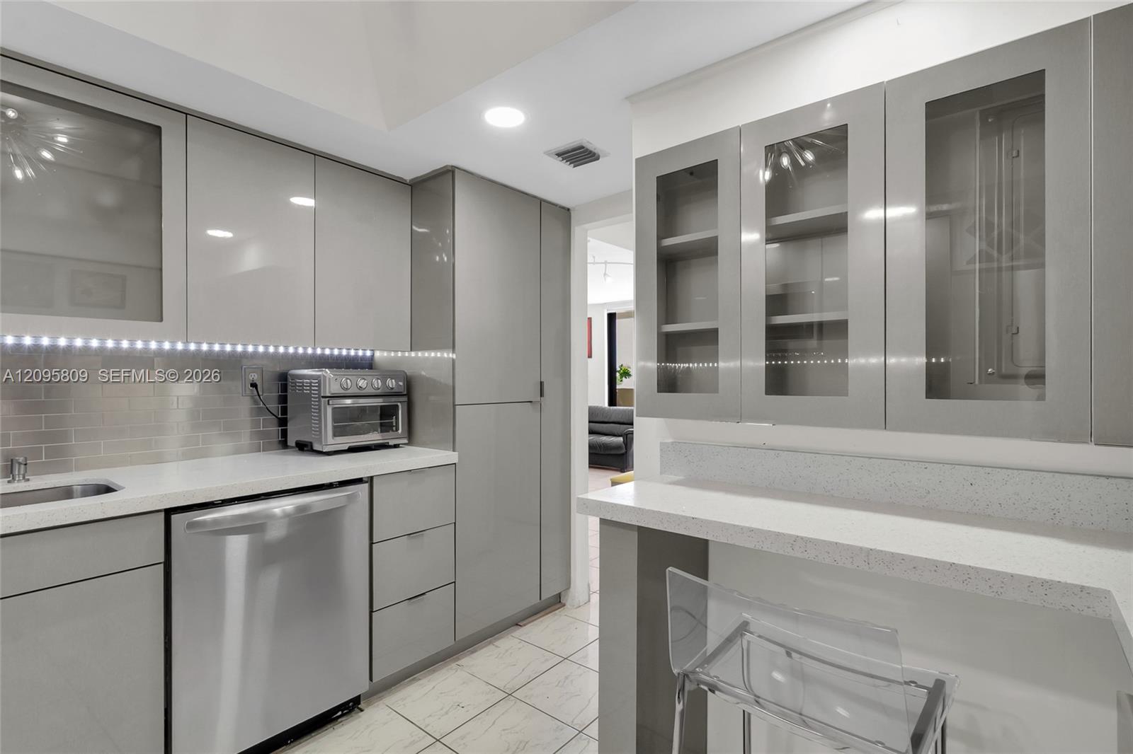 1623 Collins Avenue gallery image #1