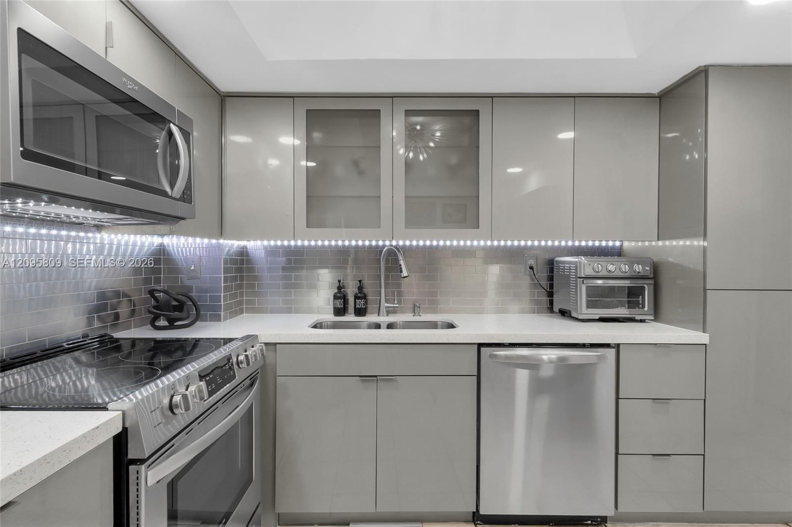 1623 Collins Avenue gallery image #16