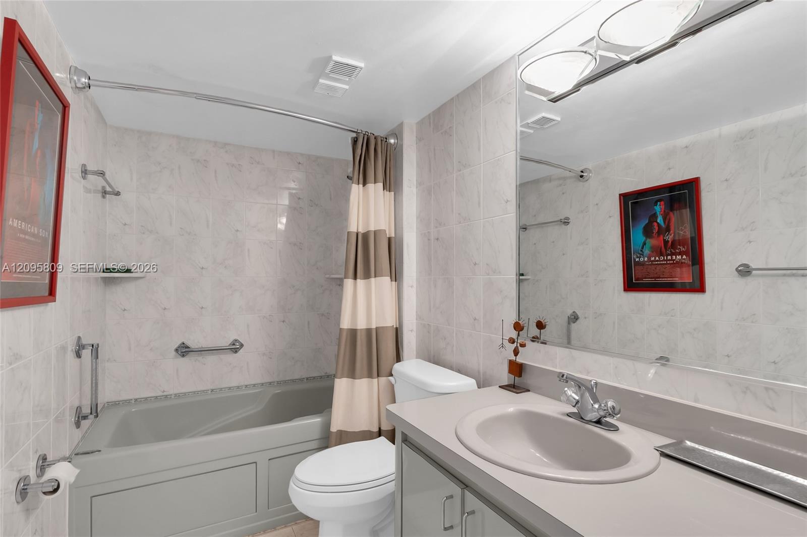 1623 Collins Avenue gallery image #17