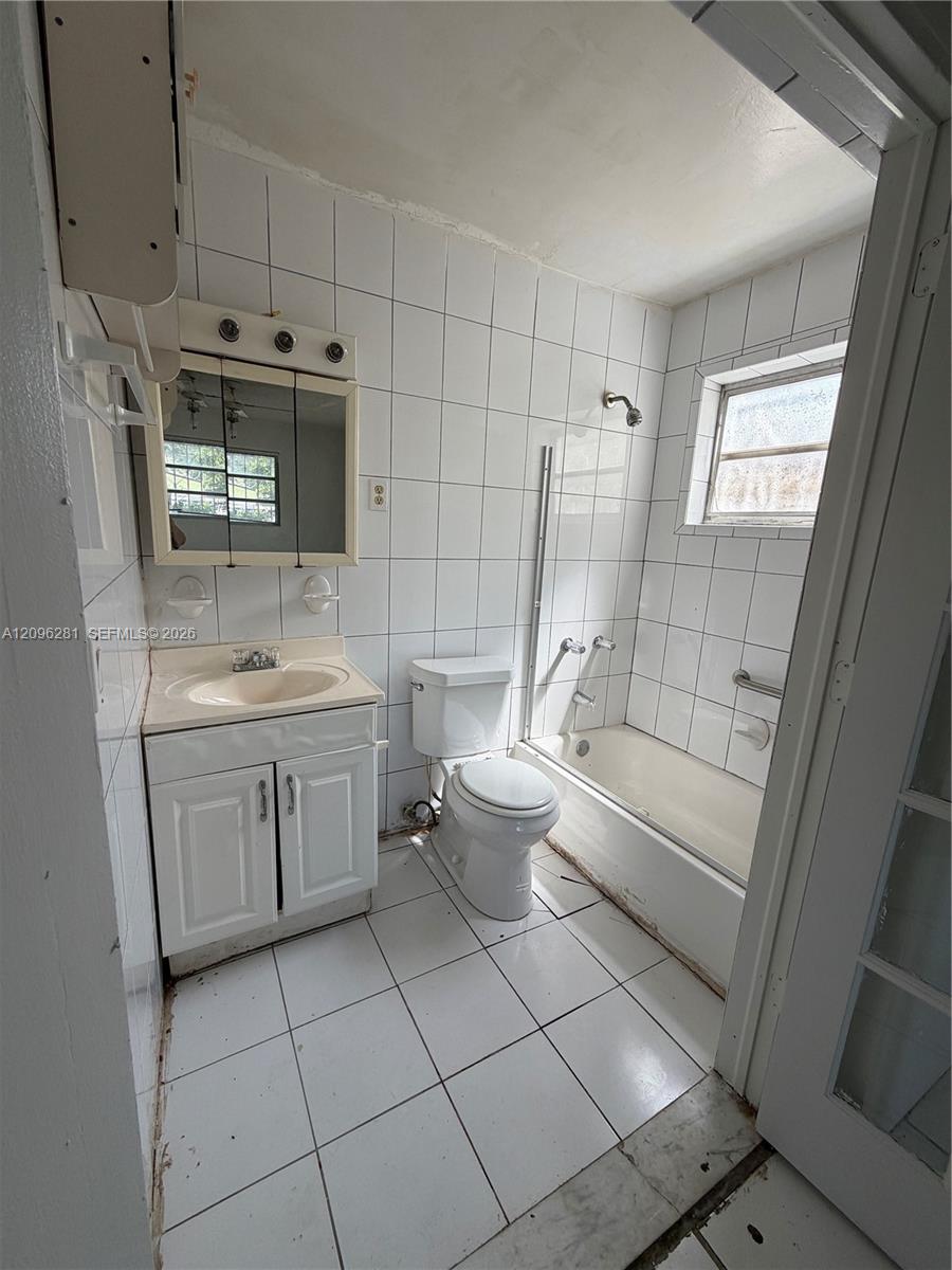 4824 NW 15th Court
