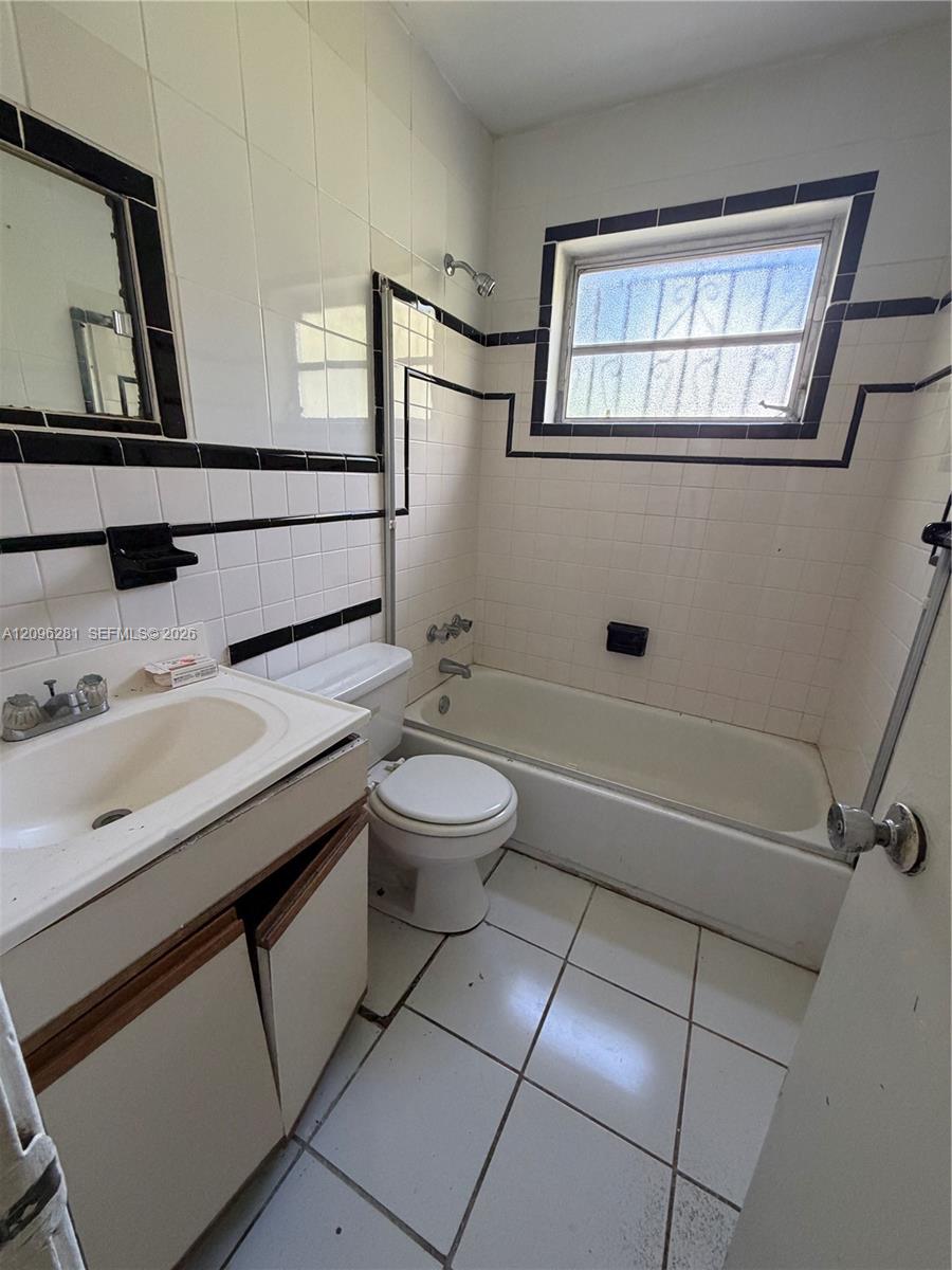 4824 NW 15th Court