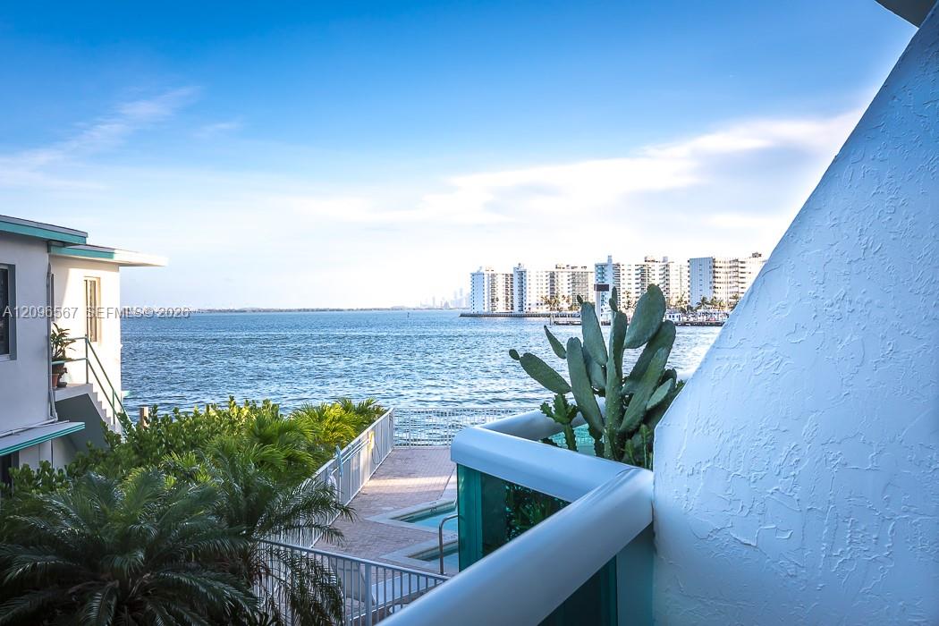 2000 Bay Drive