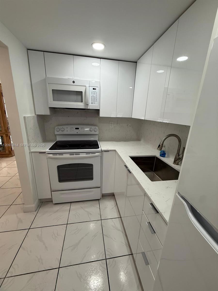 2899 Collins Avenue gallery image #14