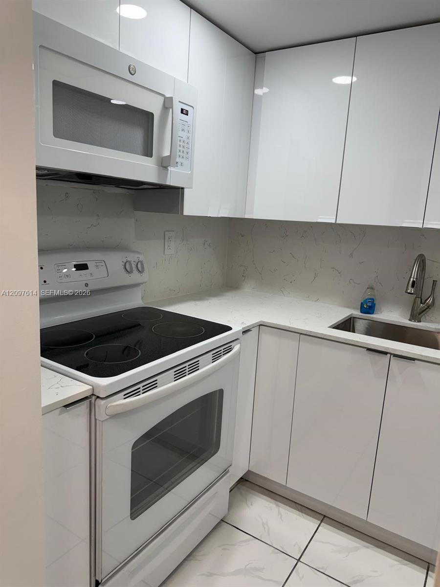 2899 Collins Avenue gallery image #16