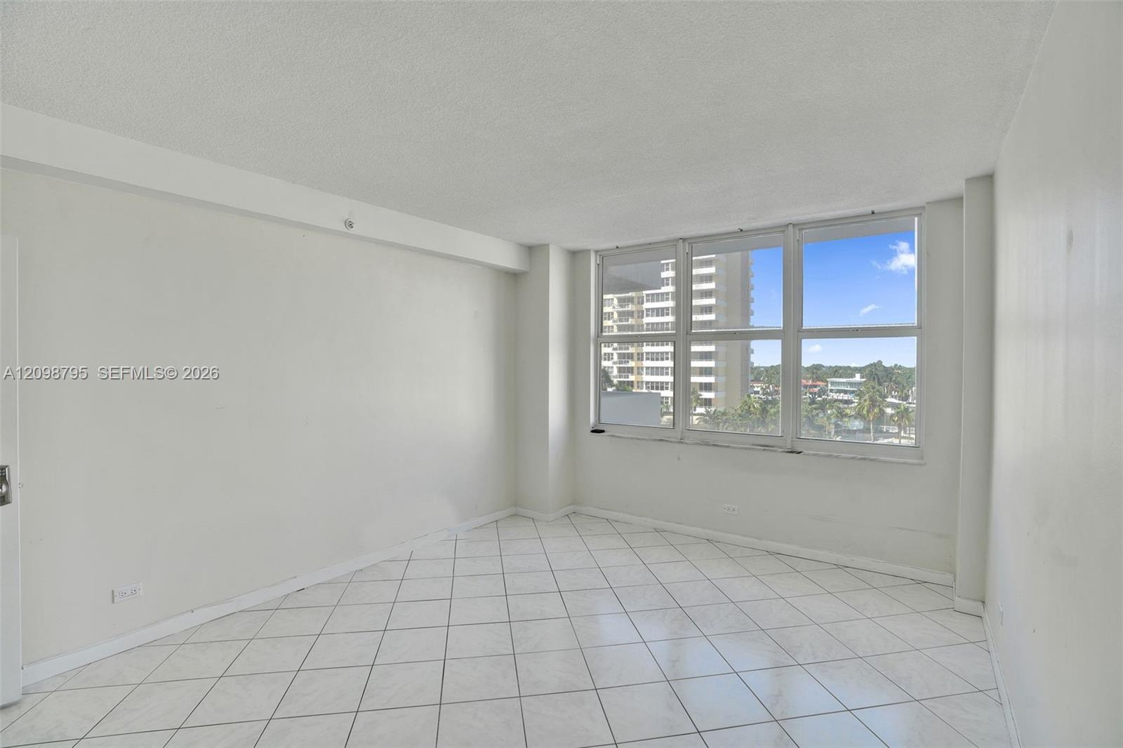 5601 Collins Avenue