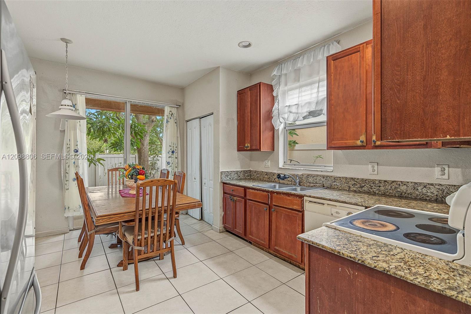 3940 NE 10th Drive