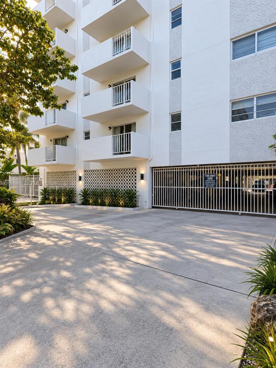 240 Collins Avenue