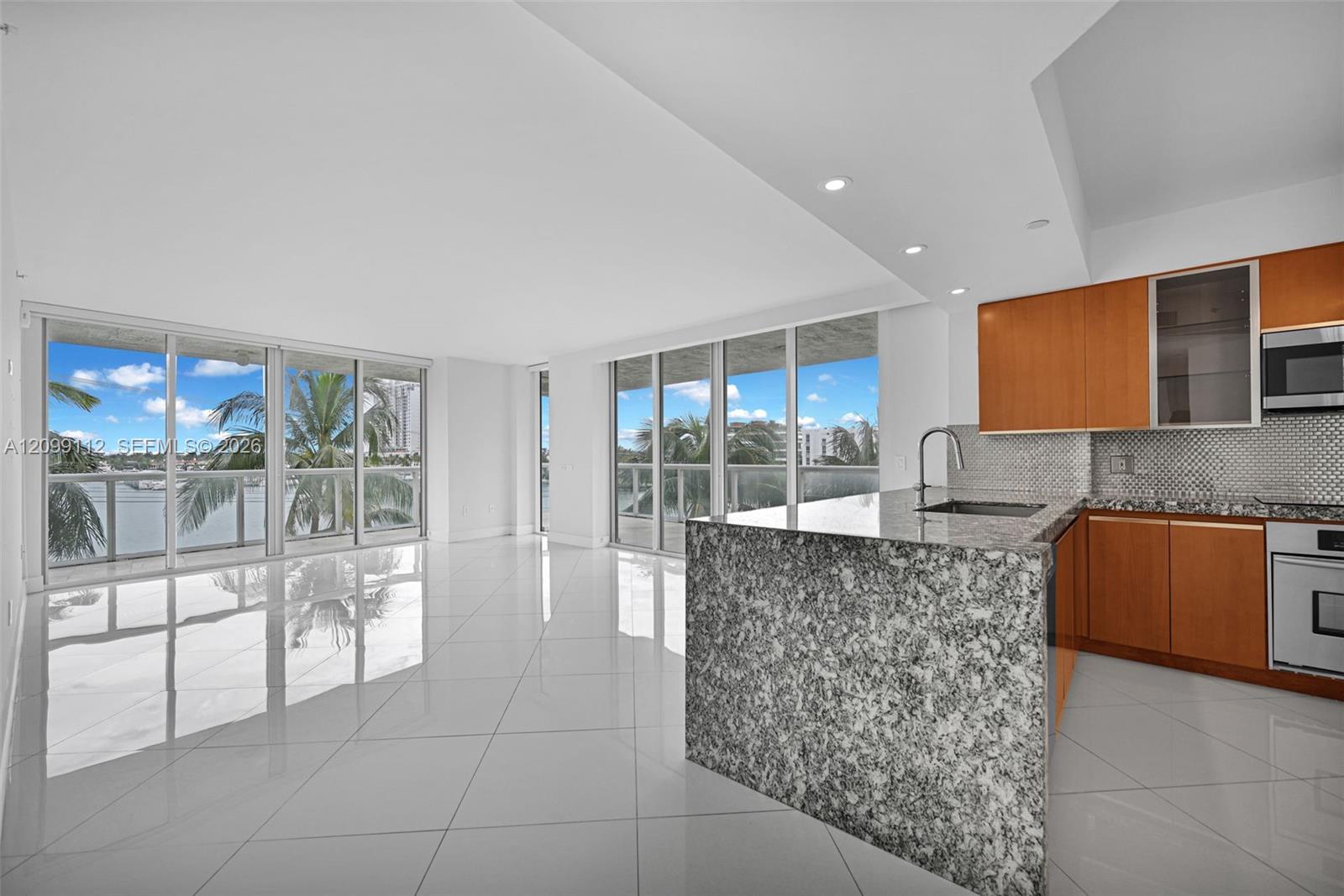 10 Venetian Way