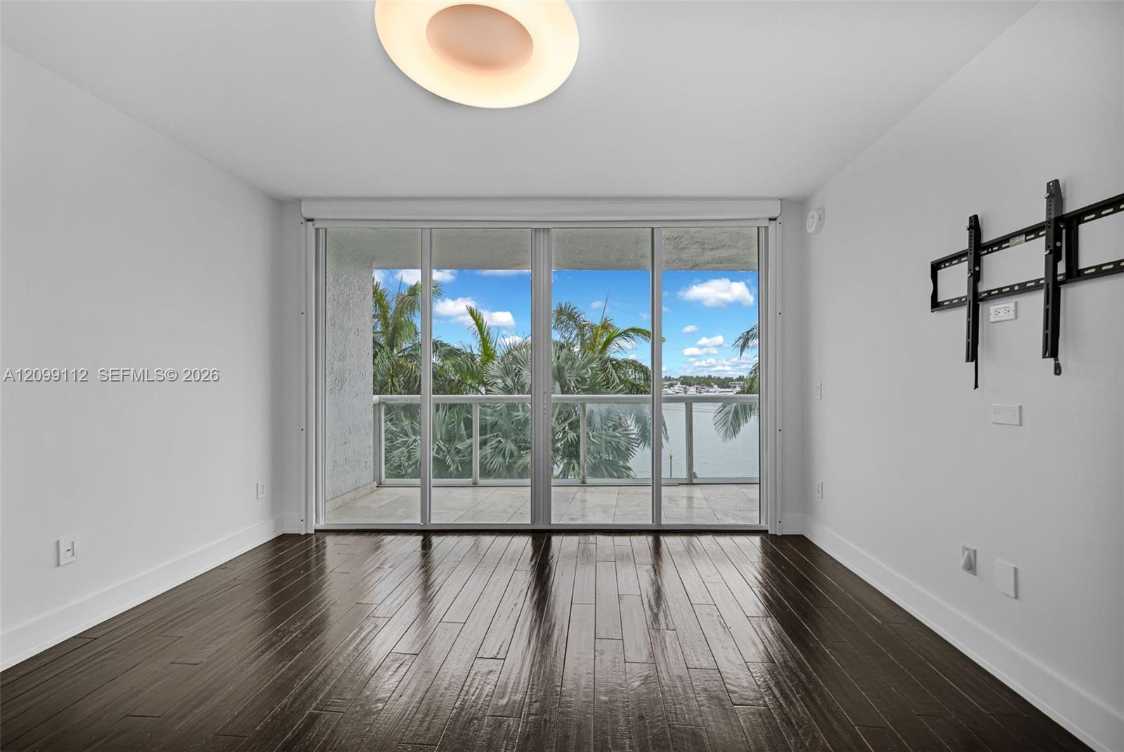 10 Venetian Way