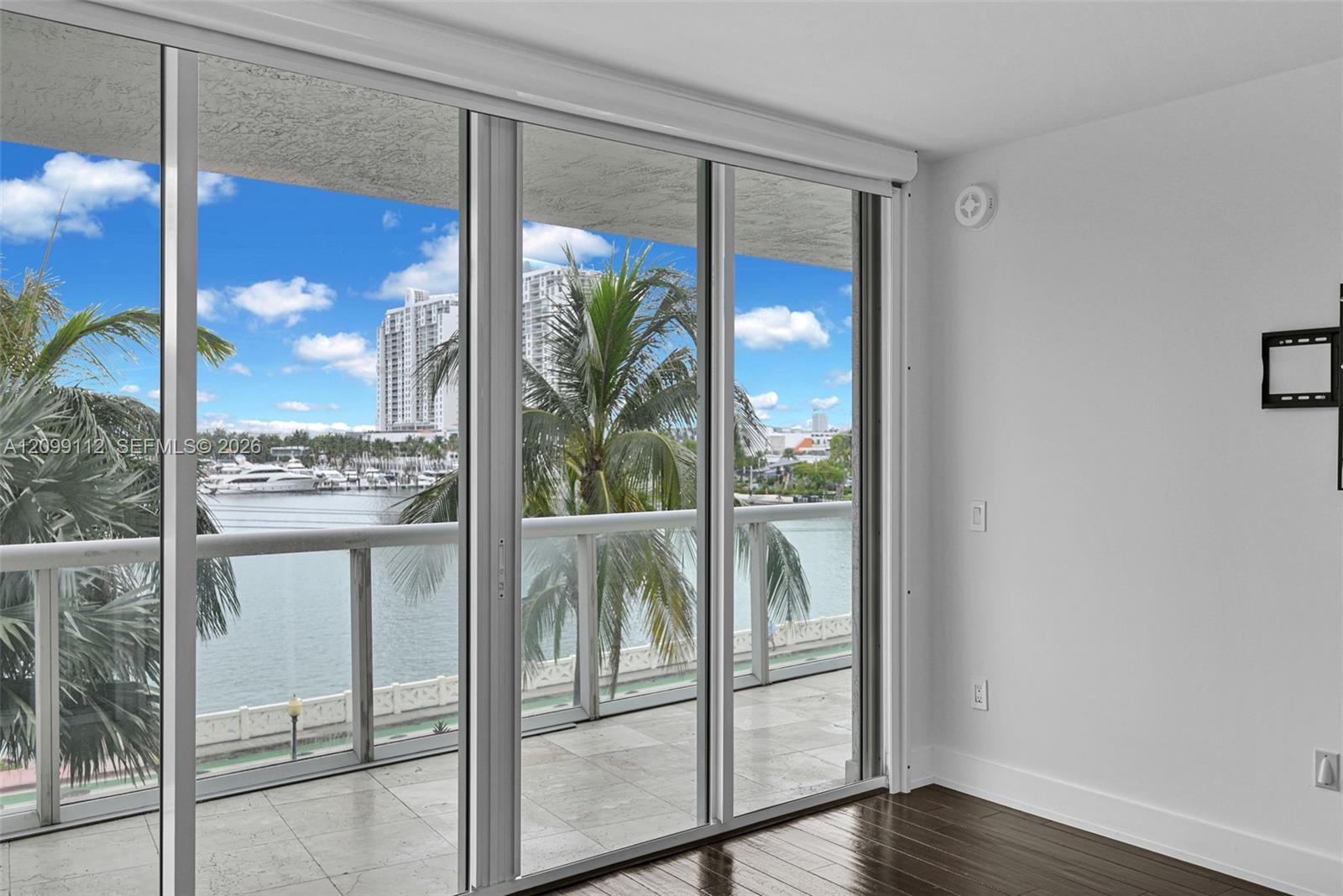 10 Venetian Way