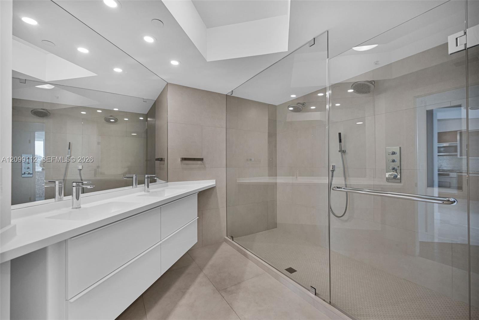 10 Venetian Way