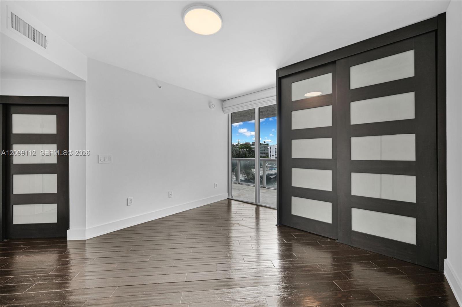 10 Venetian Way