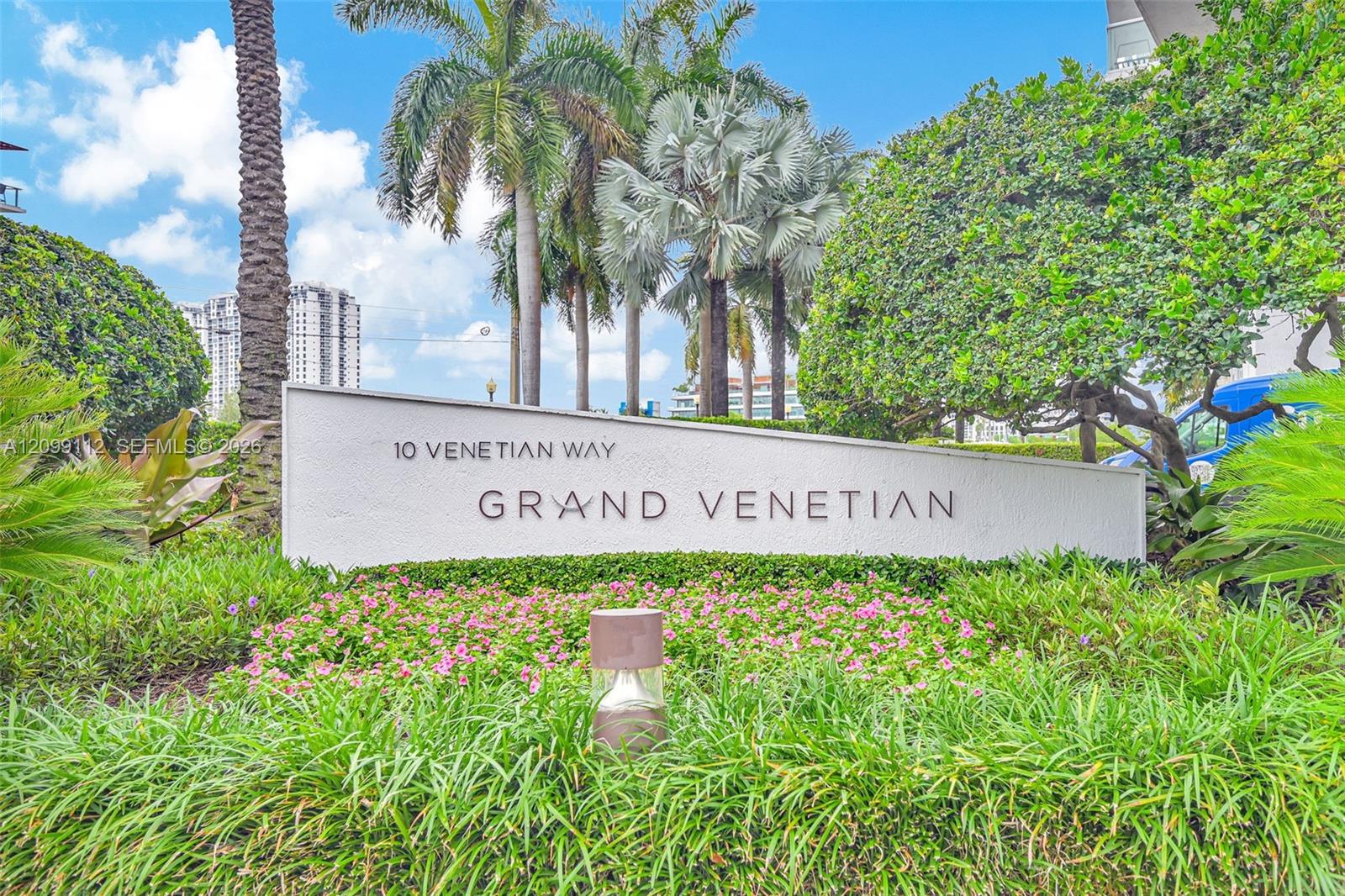 10 Venetian Way