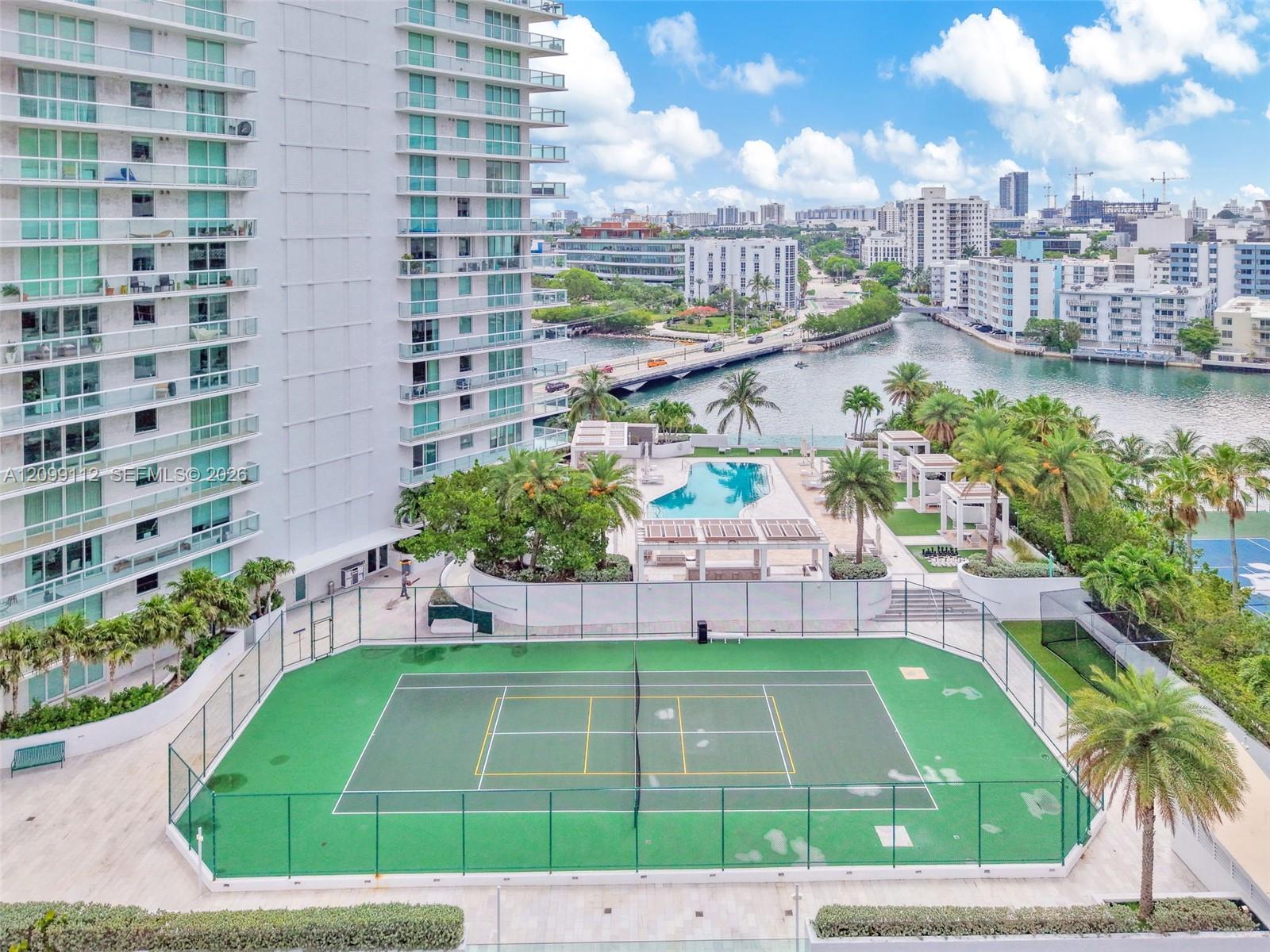 10 Venetian Way