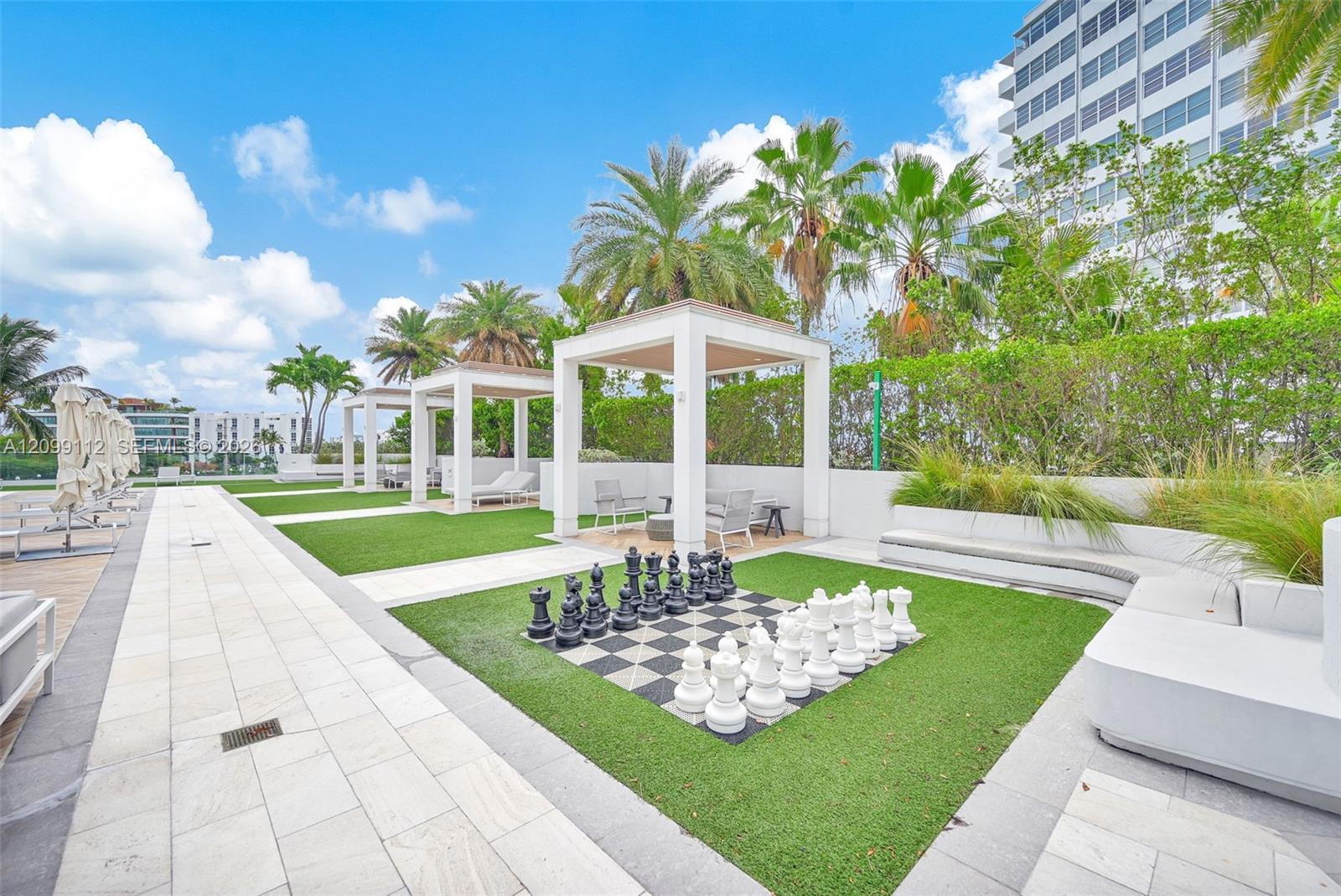 10 Venetian Way