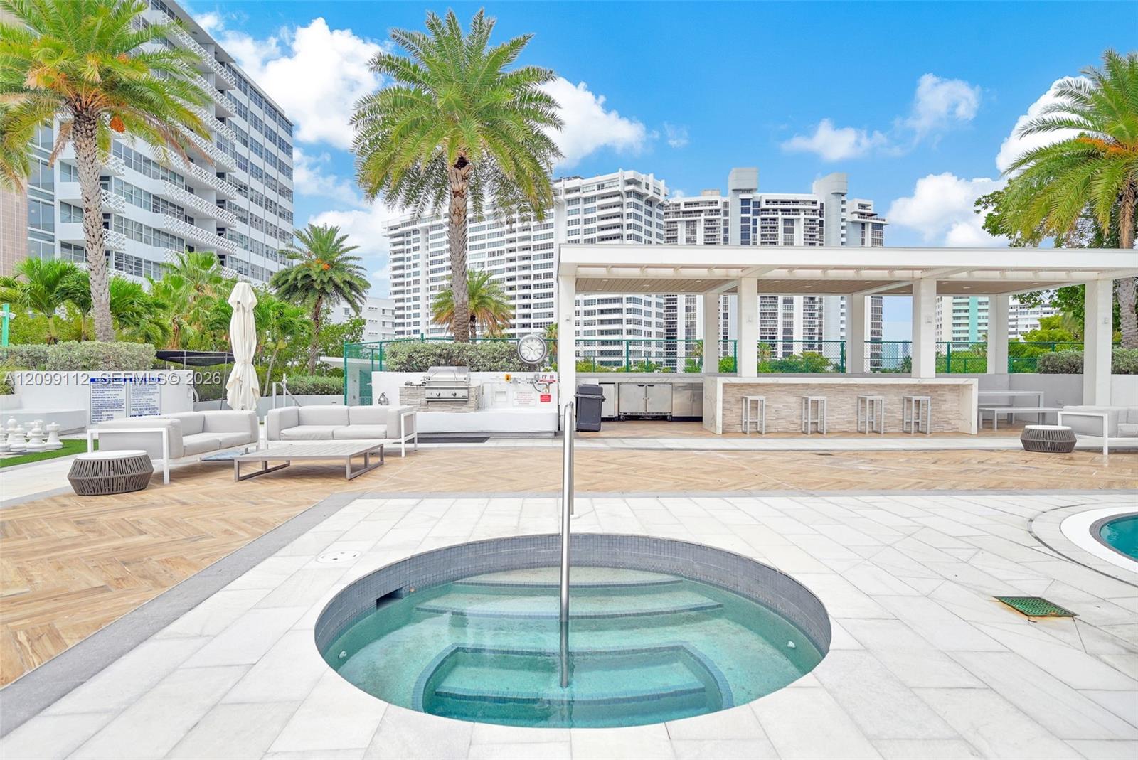 10 Venetian Way