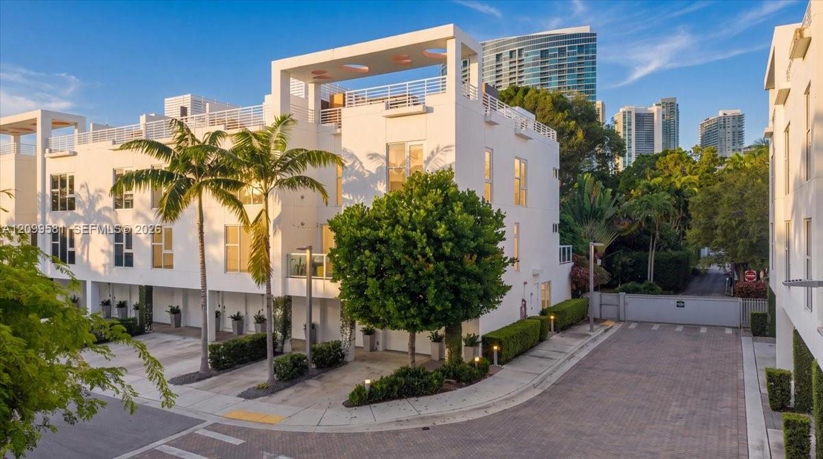 455 NE 39th Street