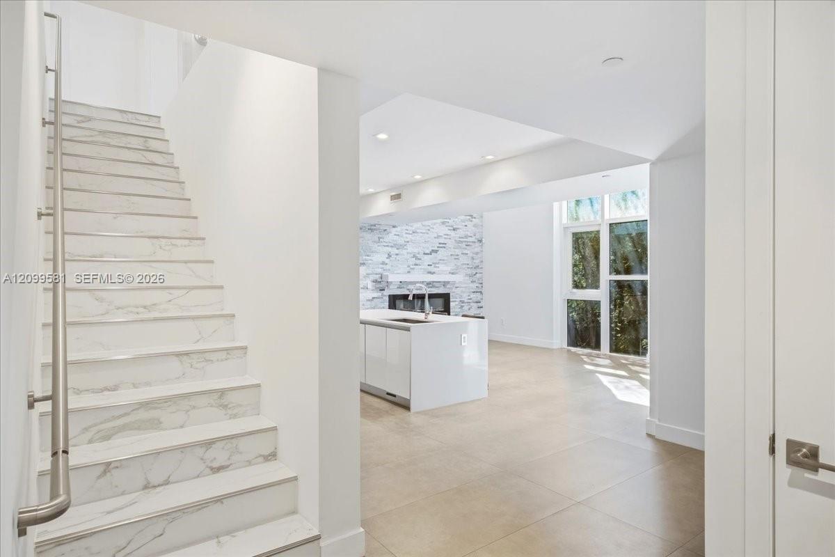 455 NE 39th Street