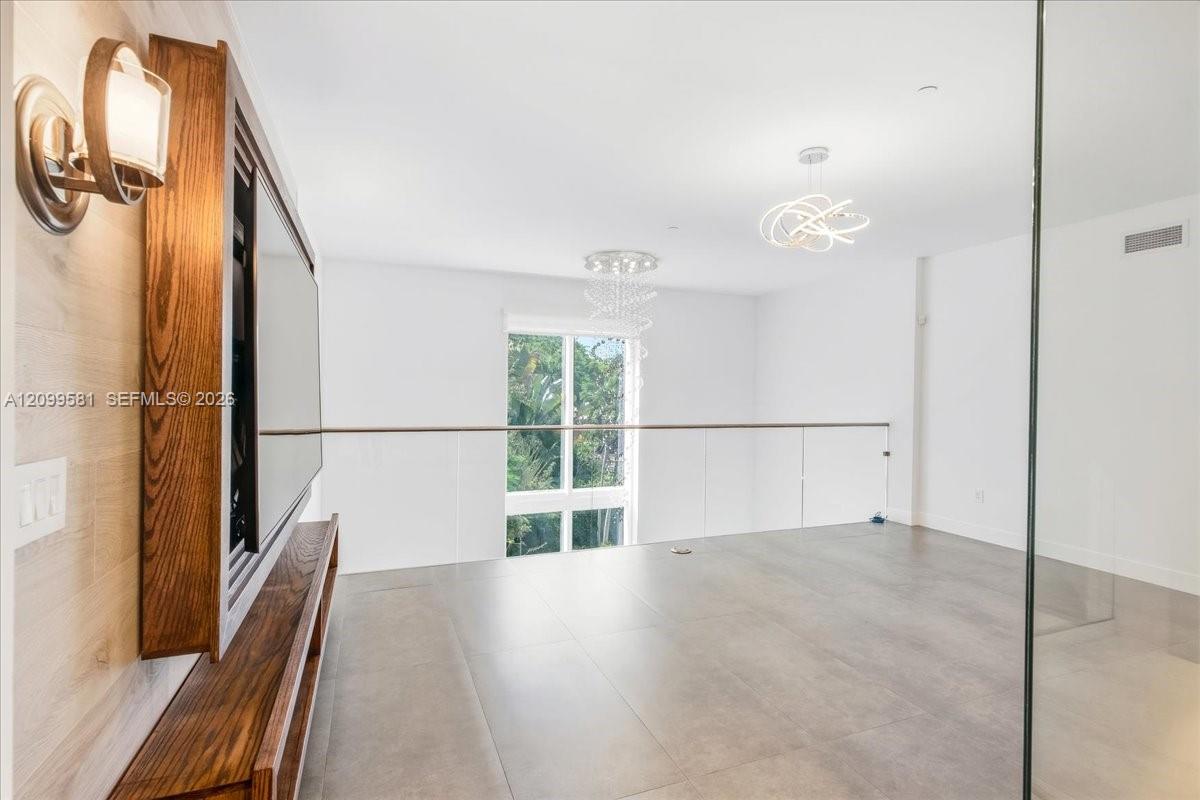 455 NE 39th Street