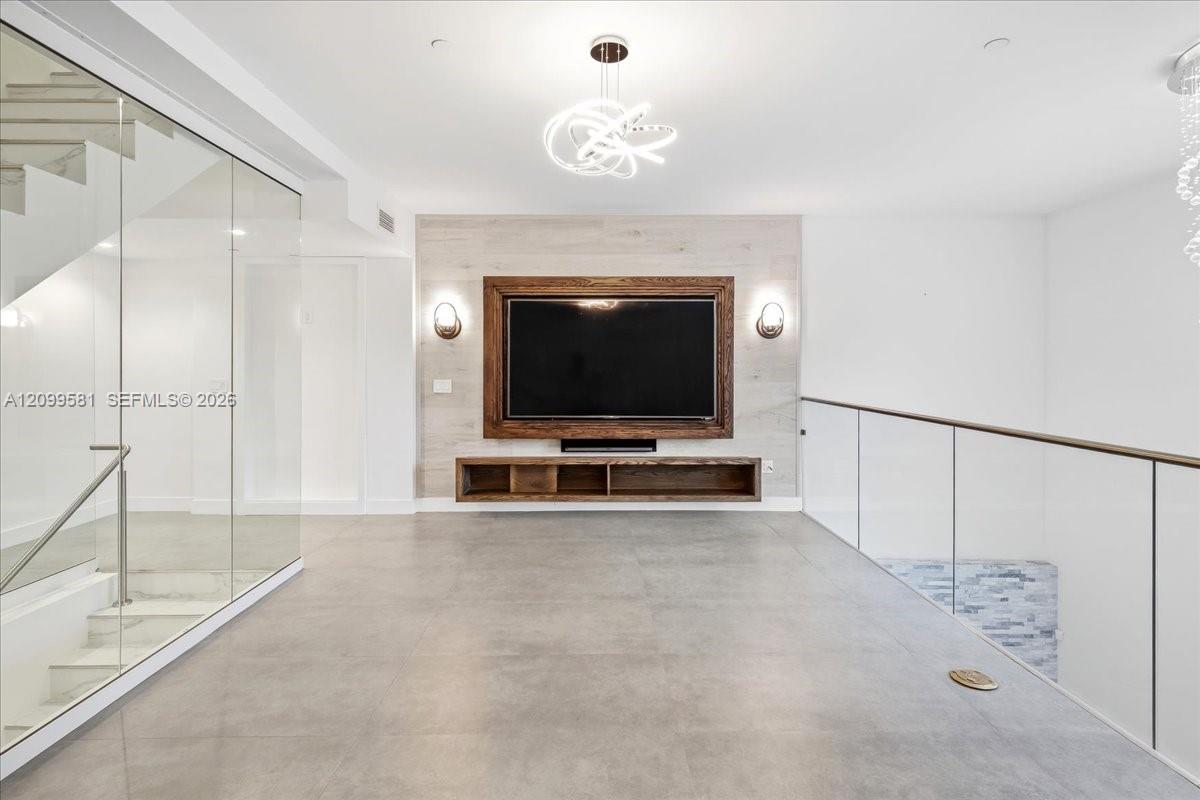 455 NE 39th Street