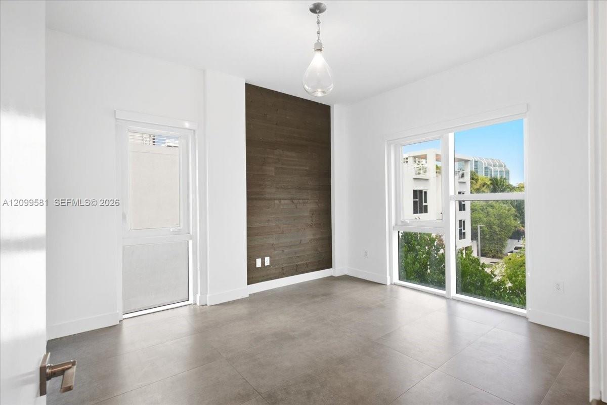 455 NE 39th Street