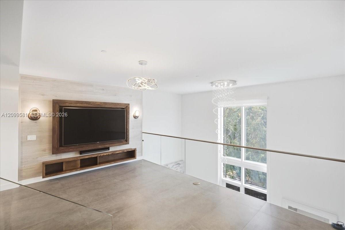 455 NE 39th Street