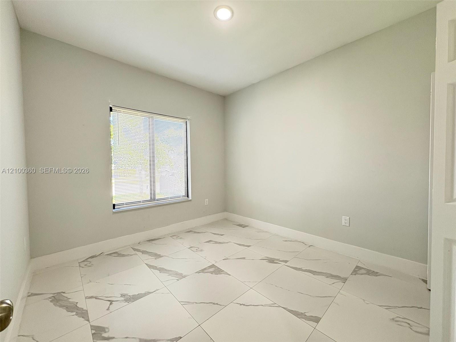 2518 NW 9th Place gallery image #13