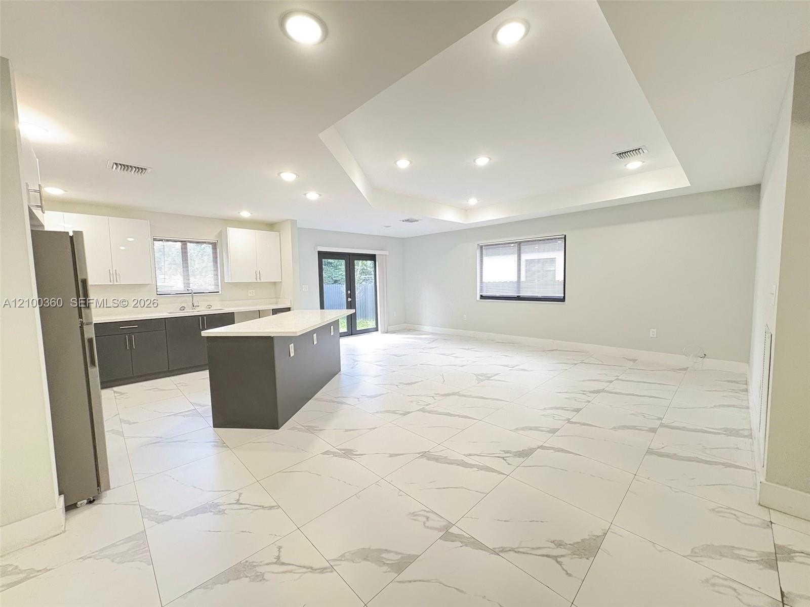 2518 NW 9th Place gallery image #2