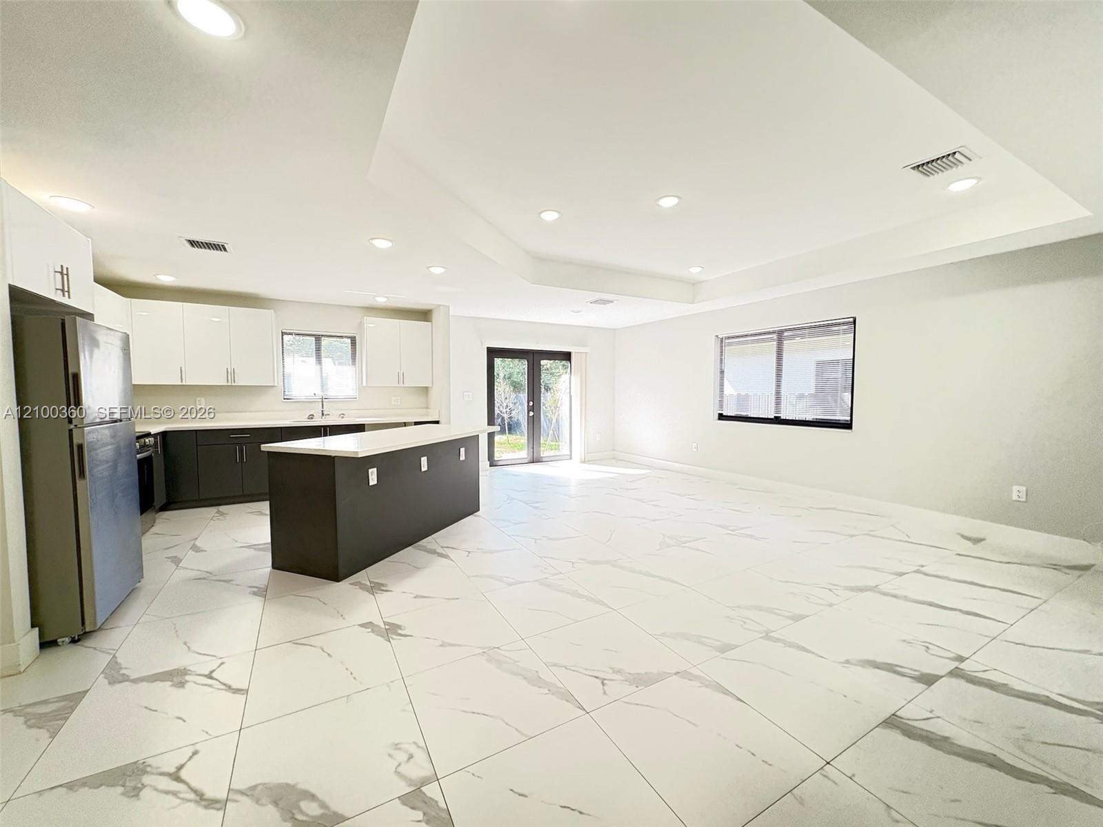 2518 NW 9th Place gallery image #3