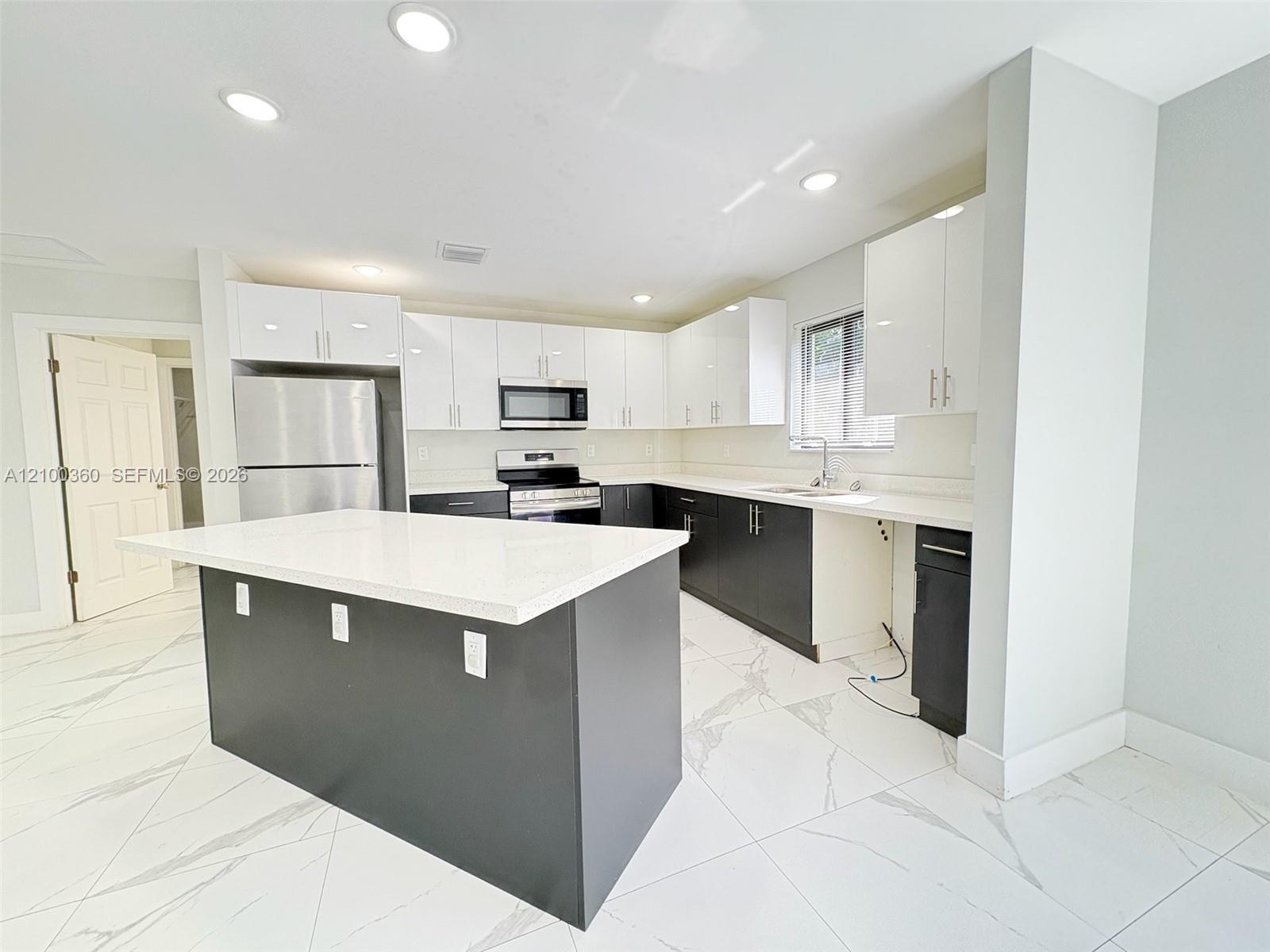 2518 NW 9th Place gallery image #4