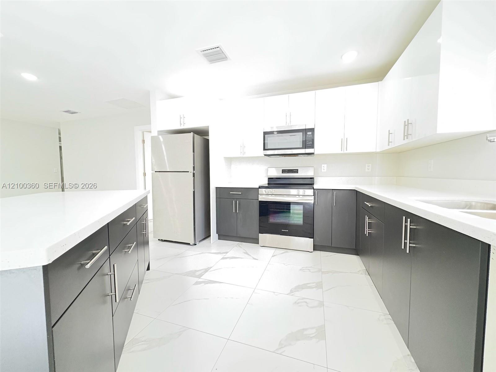 2518 NW 9th Place gallery image #5