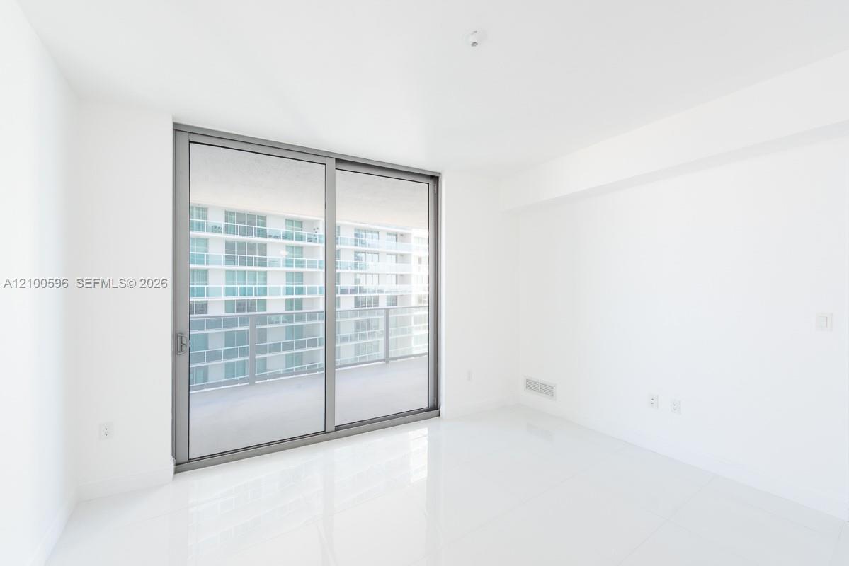 488 NE 18th Street gallery image #12
