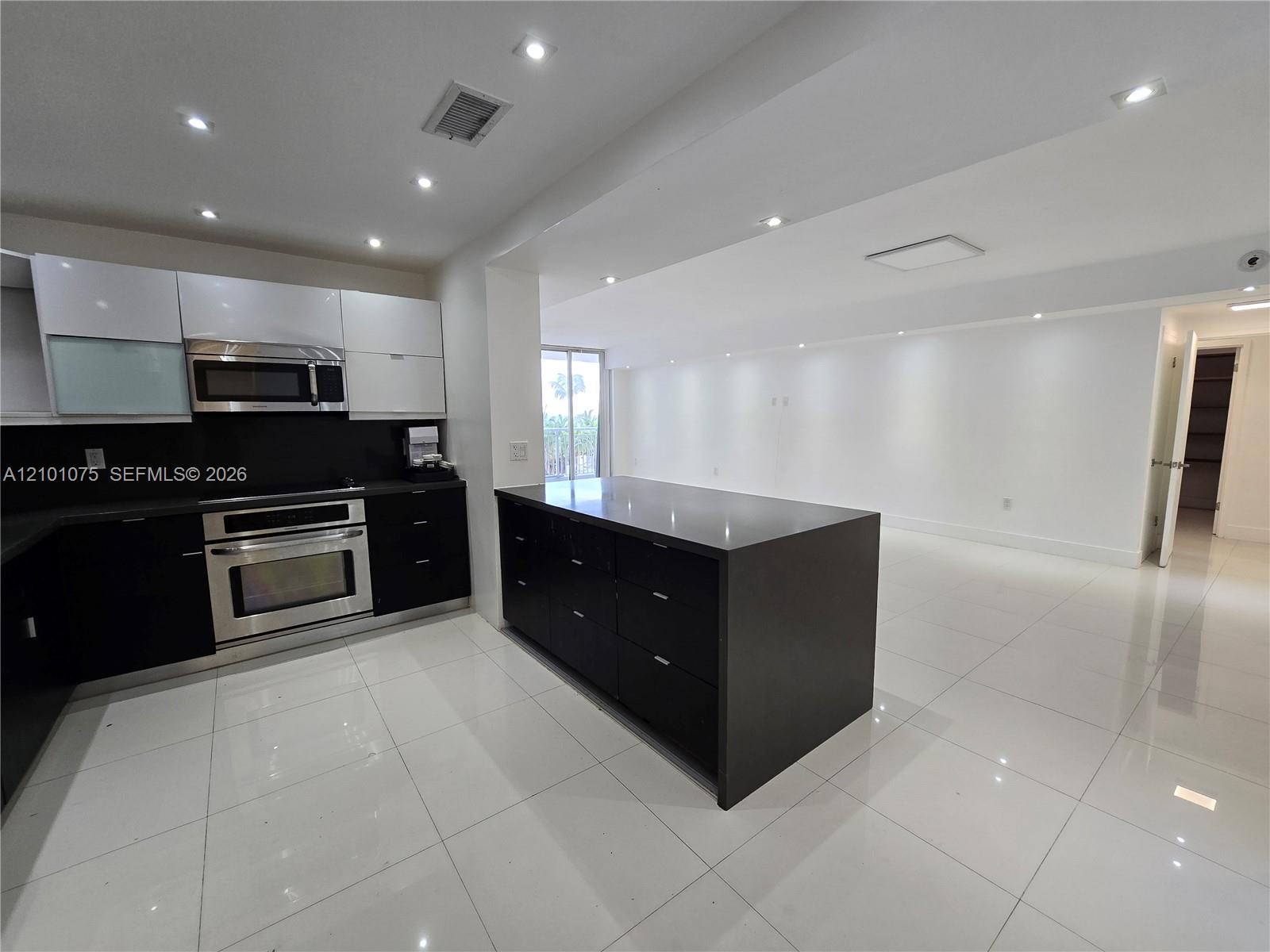 5825 Collins Avenue gallery image #12