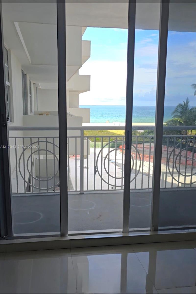 5825 Collins Avenue gallery image #20