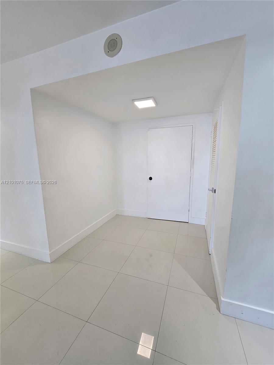 5825 Collins Avenue gallery image #23