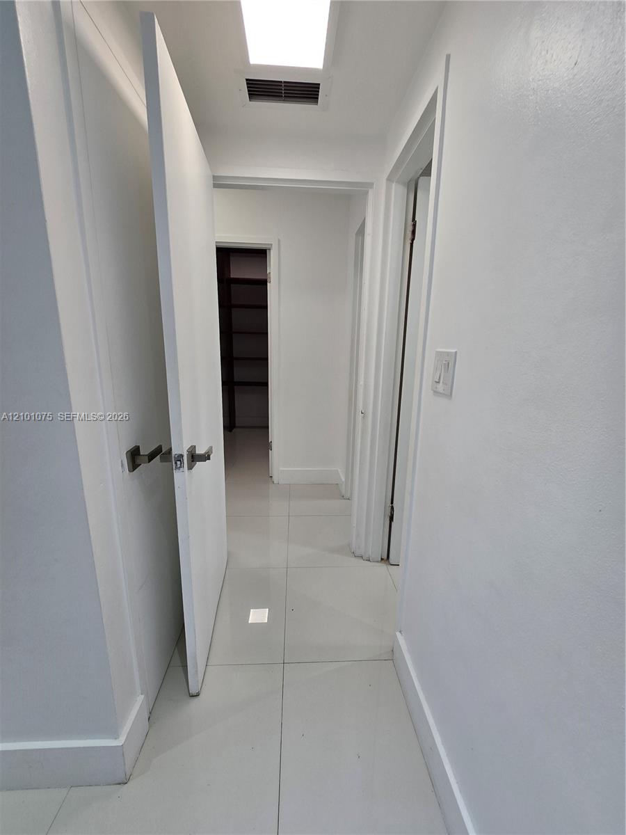 5825 Collins Avenue gallery image #31