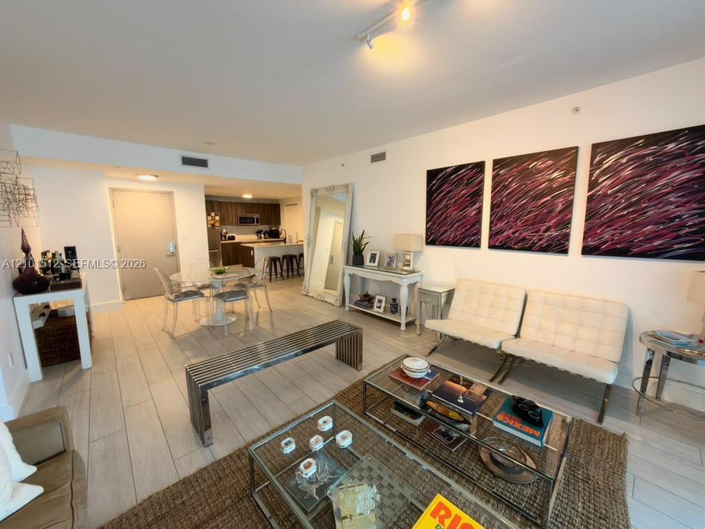 488 NE 18th Street gallery image #11