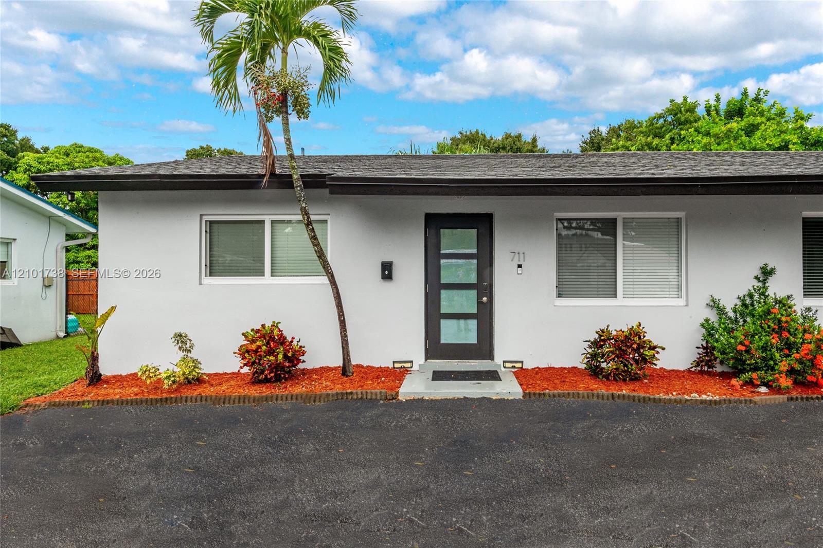 711 SW 14th Court gallery image #2