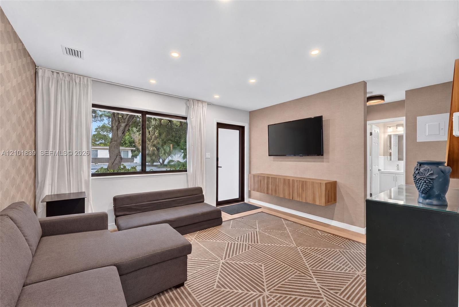 433 NW 15th Way gallery image #10