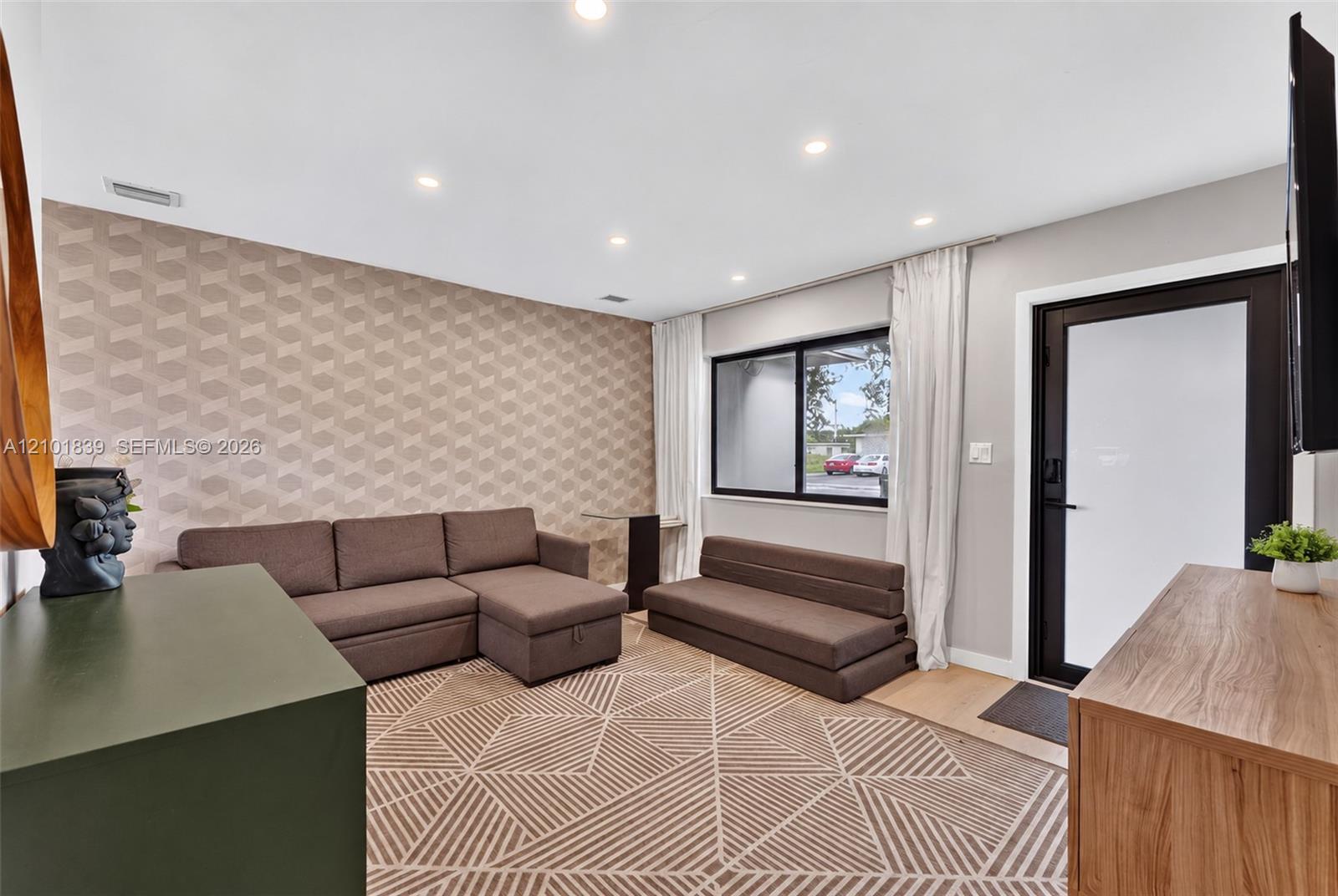 433 NW 15th Way gallery image #11